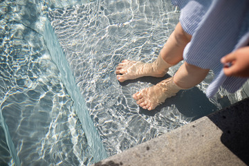 Mit Füßem im Pool