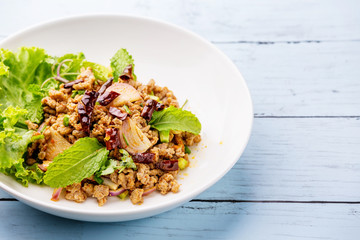 Spicy minced pork salad