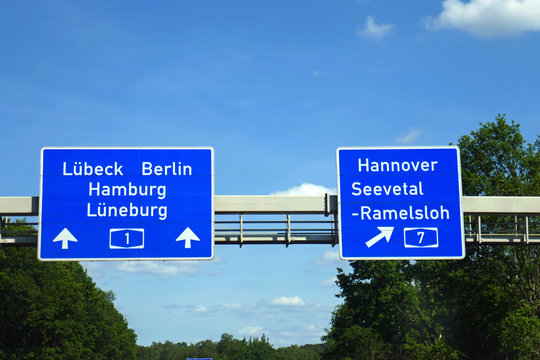 autobahnschild, l&uuml;beck, berlin, hamburg, l&uuml;neburg, hannover, seevetal-ramesloh, a1, a7