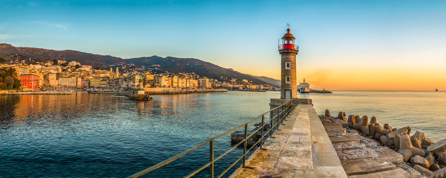 Vue panoramique sur l'entrée du port de Bastia en Corse