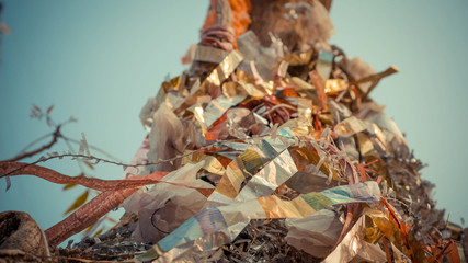 A close up of plastic srings and wire