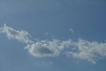 Sommer Wolken Himmel in blau und weiß