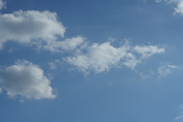 Sommer Wolken Himmel in blau und weiß