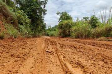 Estrada de terra encharcada por água de chuva e barro, em área rural de Guarani, estado de Minas...