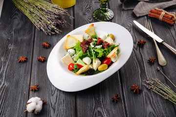 Salad with greens sun-dried tomatoes and crackers