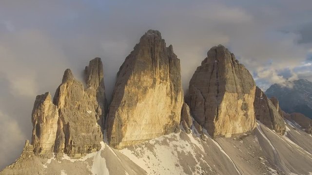 Tre cime di lavaredo al tramonto tra le nuvole dall'alto drone Trentino Alto Adige Sud Tirolo Montagne Dolomiti