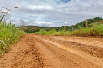 Estrada rural com muita lama, depois de chuva intensa, em área do município de Guarani, Minas...