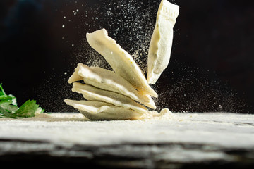 pila de pasta ravioles caseros crudos caen en movimiento 