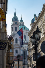 Fototapeta na wymiar praga con la bandera de la republica checa