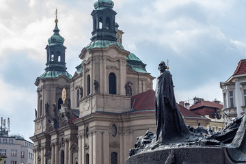 estatua en la plaza del reloj astronomico praga republica checa
