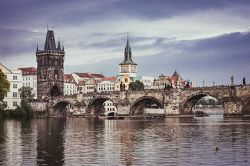 Fototapeta na wymiar puente de san carlos en pragra republica checa, torre de la polvora sobre el rio moldava