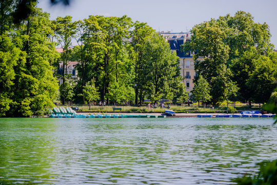 Le lac du parc de la t&ecirc;te d'or &agrave; Lyon
