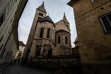 Fototapeta premium iglesia escondida en las calles de praga editorial