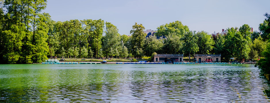Panorama du lac du parc de la t&ecirc;te d'or &agrave; Lyon