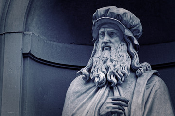 Leonardo Da Vinci statue in Firenze, Italia