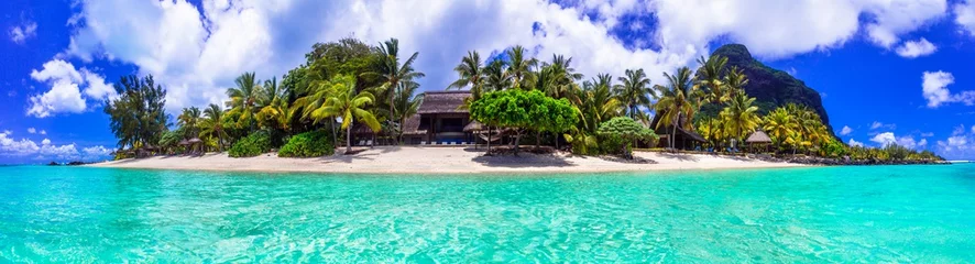 Fototapeten Atemberaubende tropische Strandlandschaft. Paradiesinsel Mauritius, Panoramablick auf den Strand von Le Morne © Freesurf