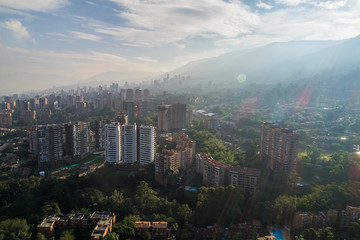 Obraz premium Sunrise over a very populated city
