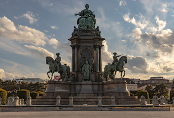 Obraz premium Maria-Theresien-Statue in Wien - eine Stadtwanderung ohne Touristen in Corona-Zeiten