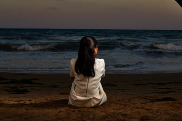Fototapeta na wymiar chica esperando en la playa