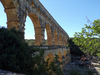 Fototapeta na wymiar Les arches du pont du gard