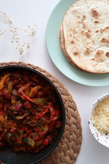 Fajitas veganas mexicanas con frijoles y pimientos tricolor