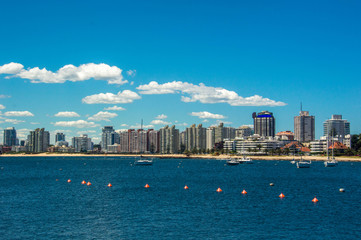 Obraz premium city skyline at the pear of punta del este