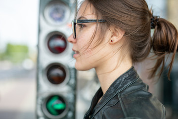 schöne Frau in der Stadt Berlin