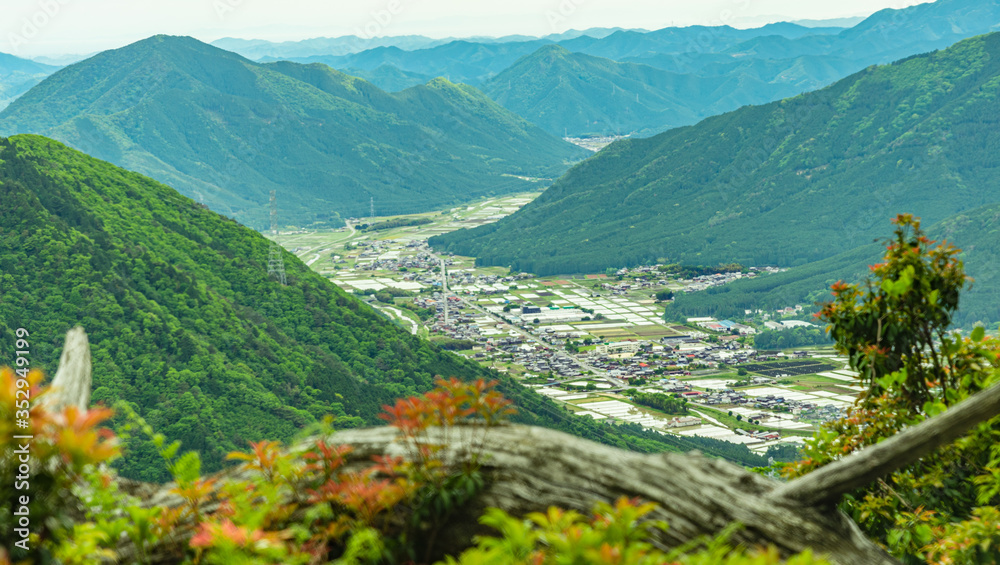 Wall mural 兵庫県・竜ヶ岳山頂から杉原川に沿う多可町を観る