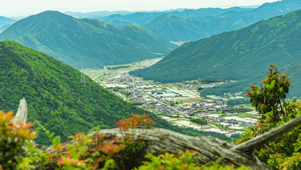 兵庫県・竜ヶ岳山頂から杉原川に沿う多可町を観る