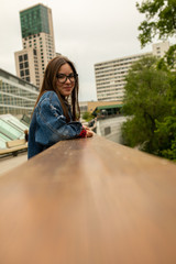 Fototapeta premium schöne Frau in der Stadt Berlin