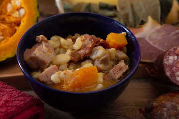 Locro, cocina argentina, un guiso muy popular hecho con calabaza, frijoles, maíz blanco, carne, salchichas, etc. Sobre una tabla de madera