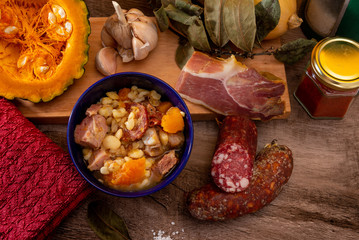Locro, cocina argentina, un guiso muy popular hecho con calabaza, frijoles, maíz blanco, carne, salchichas, etc. Sobre una tabla de madera