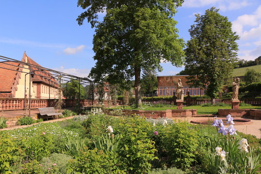 Blick auf den Klostergarten von Kloster Bronnbach in S&uuml;ddeutschland