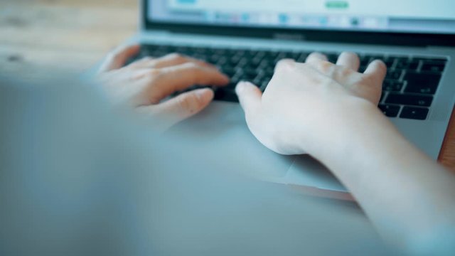 キーボードを打つ女性の手元