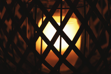 Luz tenue de una lámpara de un salón