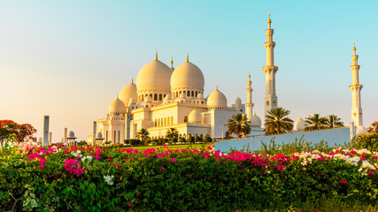 Fototapeta na wymiar sheikh zayed grand mosque in abu dhabi,UAE