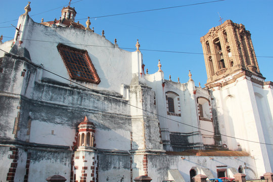 Fachada con ventanas inclinadas de la Parroquia del pueblo m&aacute;gico Zimap&aacute;n en Hidalgo M&eacute;xico