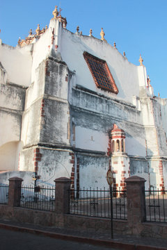 Fachada con ventanas inclinadas de la Parroquia del pueblo m&aacute;gico Zimap&aacute;n en Hidalgo M&eacute;xico