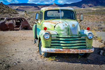 Obraz na płótnie Canvas Old rusty and abandoned car in the Arizona desert USA