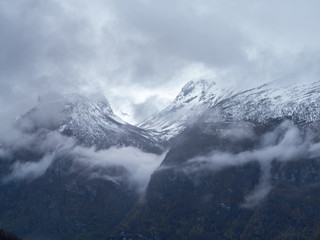 Wysokie szczyty górskie pokryte gęstą mgłą © Dreamnordno