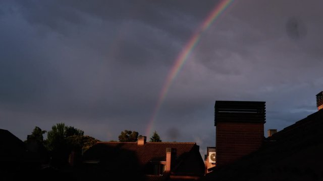 Sale el arco iris despu&eacute;s de llover