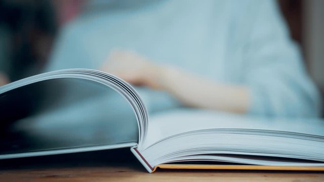 本を読む女性の手元