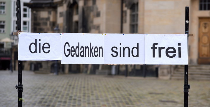 Transparent auf einer Demo: "Die Gedanken sind frei"