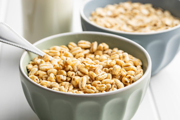 Puffed wheat covered with honey.