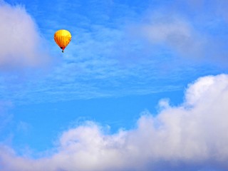 Heissluftballon über den Wolken