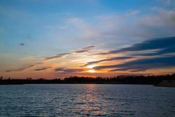 Obraz premium Sunset over the lake in spring. Vsevolozhsk. Leningrad region.