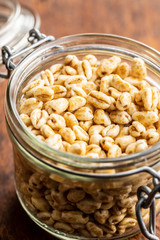 Puffed wheat covered with honey.