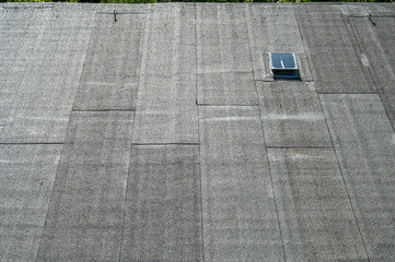 Bitumen-Schweißbahnen auf einem Dach zum Abdichten des Daches