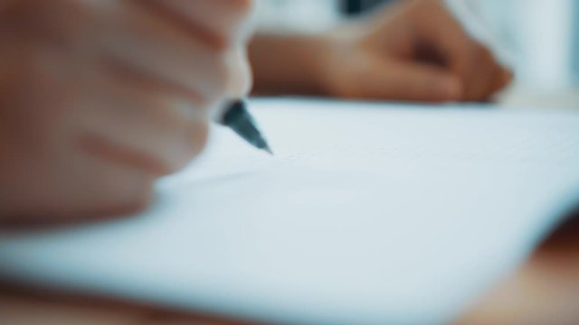 書いている手元