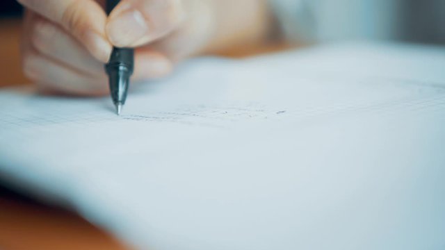 書いている手元